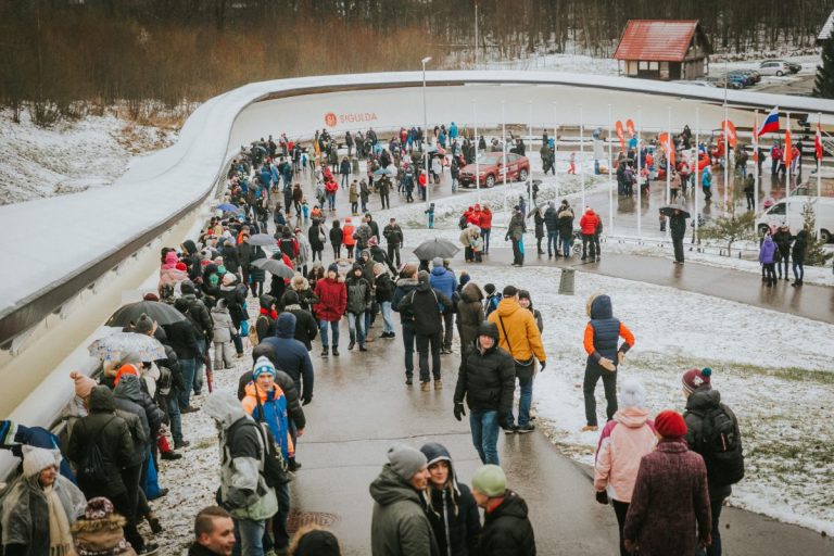 Latviešu nacionālajai īpatnībai pa pēdām